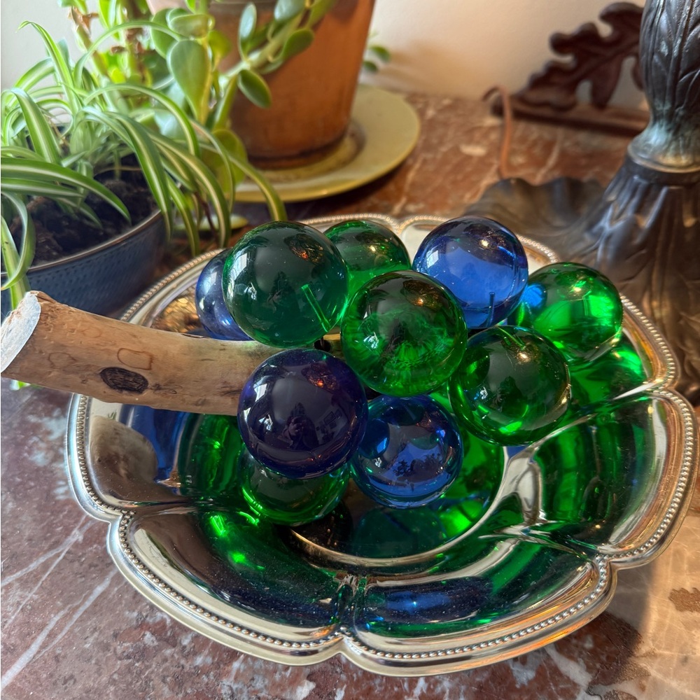 Vintage Mid Century Lucite Grape Cluster - Picture 4 of 6
